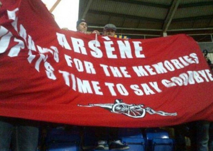 Tấm băng-rôn được một nhóm CĐV Arsenal đưa tới sân, trên đó có dòng chữ: “Arsene, cảm ơn vì những kỷ niệm, nhưng giờ là lúc ông phải đi”. Trên twitter, một số CĐV cho biết những người mang băng rôn này đa phần là thanh niên.
